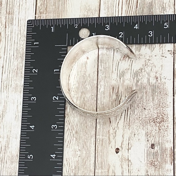 Unsigned Silver-tone Ornate 1.25” Open Bangle Stackable Bracelet - Picture 5 of 9